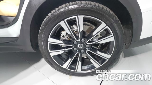 Volvo V60 Cross Country (II) B5 Ultimate AWD 2024 — фото 5