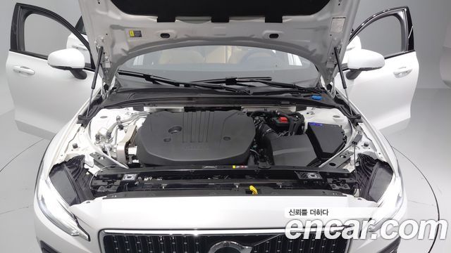 Volvo V60 Cross Country (II) B5 Ultimate AWD 2024 — фото 6