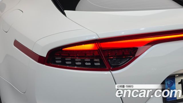 Kia Stinger 2.0 Turbo 2WD Platinum 2019 — фото 23