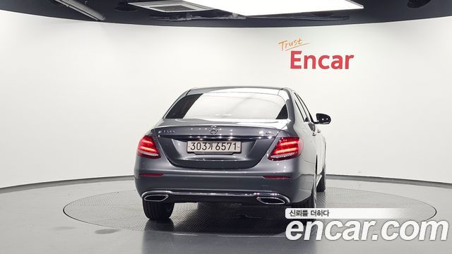 Mercedes-Benz E-Class (W213) E220d 4MATIC Avantgarde 2018 — фото 4