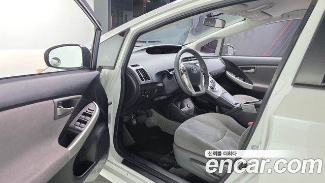 Toyota Prius 1.8 E 2013 — фото 10