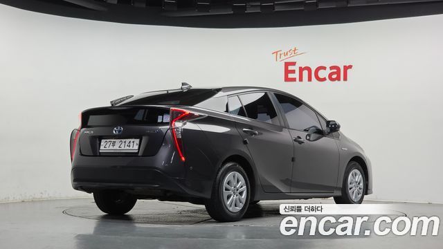 Toyota Prius (IV) 1.8 E 2017 — фото 2