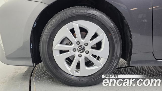 Toyota Prius (IV) 1.8 E 2017 — фото 5