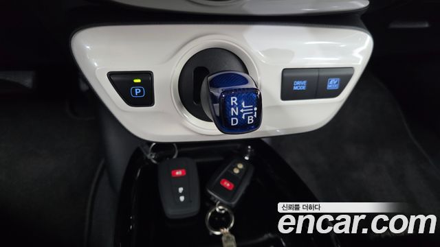 Toyota Prius (IV) 1.8 E 2017 — фото 9