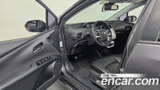 Toyota Prius (IV) 1.8 E 2017 — фото 10