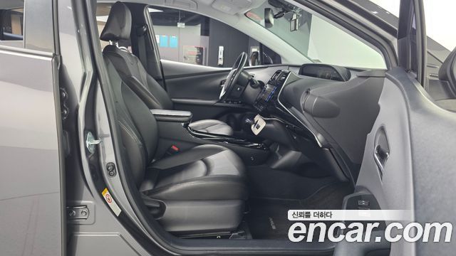 Toyota Prius (IV) 1.8 E 2017 — фото 11