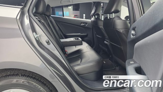 Toyota Prius (IV) 1.8 E 2017 — фото 12