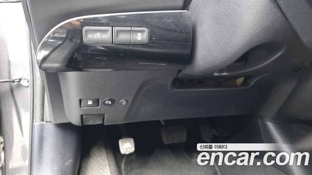 Toyota Prius (IV) 1.8 E 2017 — фото 18