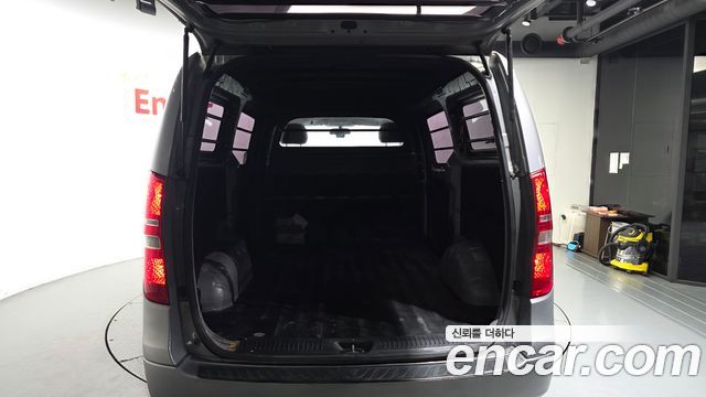 Hyundai Grand Starex 3-Seater VAN CVX Deluxe 2011 — фото 20