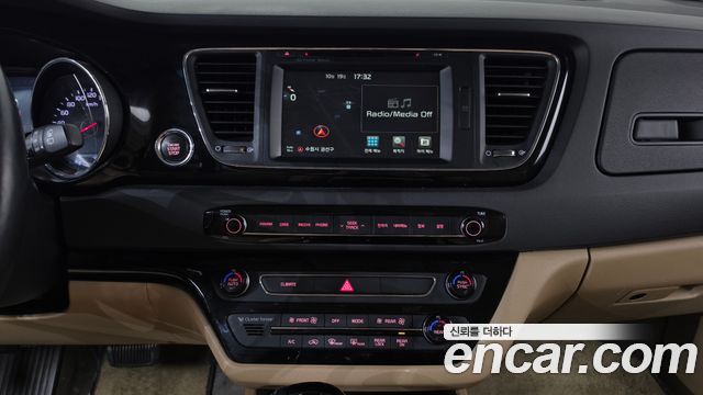 Kia Carnival 7-seater Limousine President 2016 — фото 12