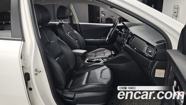 Kia Niro Prestige 2018 — фото 11