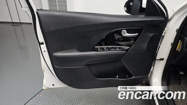 Kia Niro Prestige 2018 — фото 24