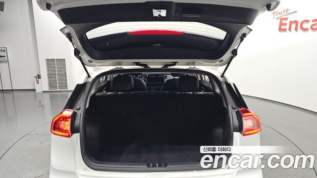 Kia Niro Prestige 2018 — фото 30