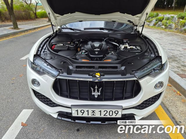 Maserati Levante 3.0 AWD 2017 — фото 6