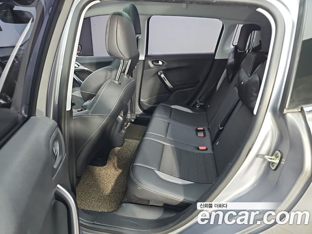 Peugeot 2008 1.6 e-HDi Feline L 2015 — фото 16