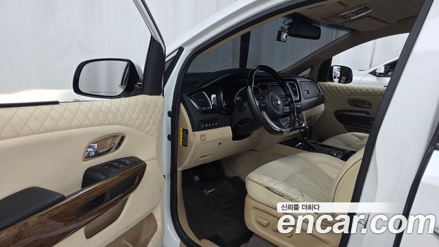 Kia Carnival 9-seater Hi-Limousine Noblesse 2016 — фото 10