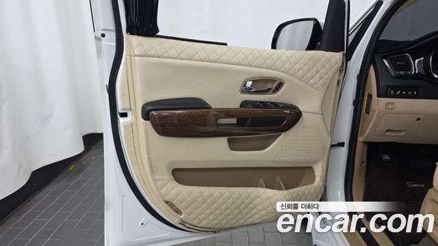 Kia Carnival 9-seater Hi-Limousine Noblesse 2016 — фото 24