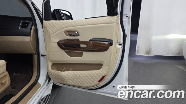 Kia Carnival 9-seater Hi-Limousine Noblesse 2016 — фото 25