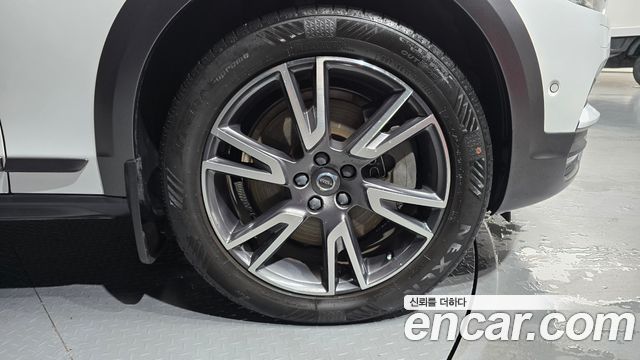 Volvo V90 Cross Country D5 PRO AWD 2019 — фото 21