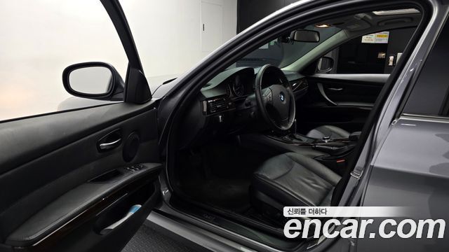 BMW 3 Series (E90) 320i Sedan CP 2011 — фото 10