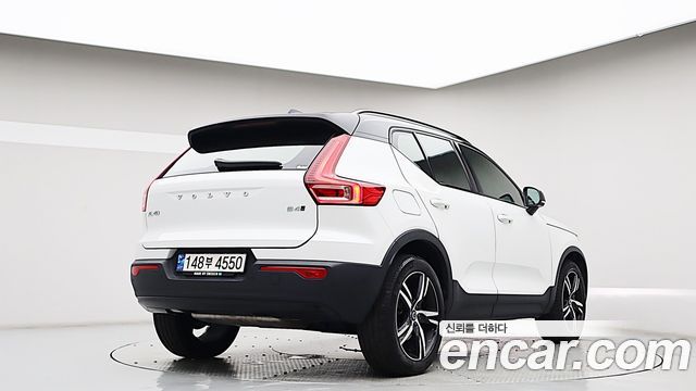 Volvo XC40 B4 R-Design 2021 — фото 4