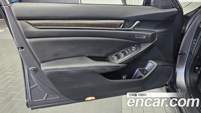 Honda Accord (X) 2.0 Hybrid Touring 2019 — фото 30