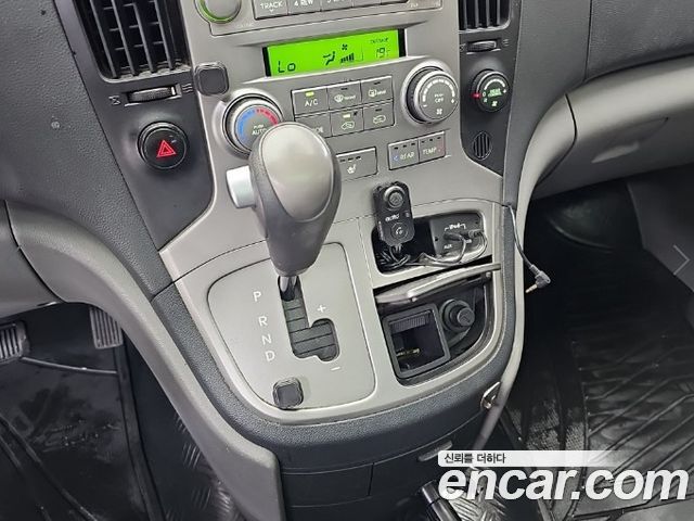 Hyundai Grand Starex 12-Seater Wagon CVX Premium 2013 — фото 8