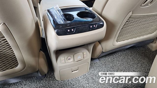 Kia Carnival 9-Seater Hi-Limousine Noblesse Special 2019 — фото 18