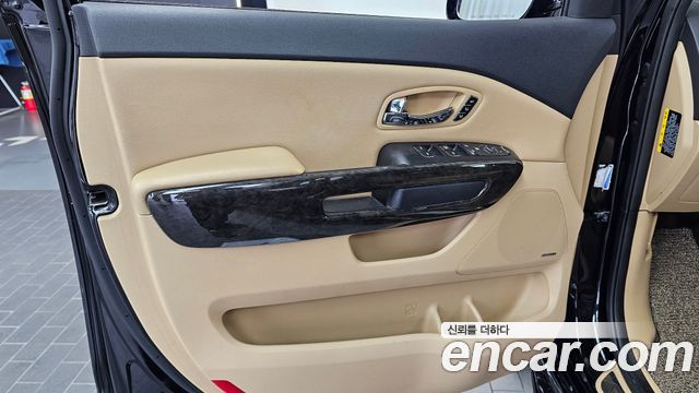 Kia Carnival 9-Seater Hi-Limousine Noblesse Special 2019 — фото 24