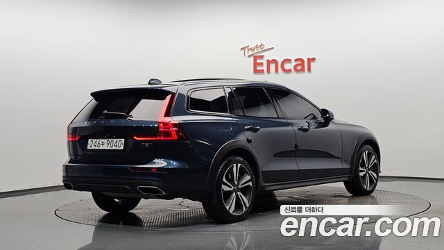 Volvo V60 Cross Country (II) T5 Pro AWD 2020 — фото 2