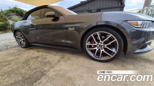 Ford Mustang GT Convertible 2017 — фото 9