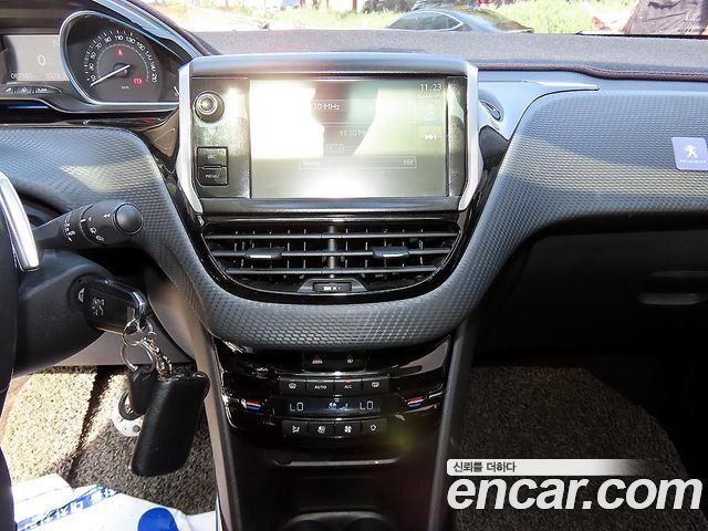 Peugeot 2008 1.6 e-HDi Feline L 2016 — фото 16
