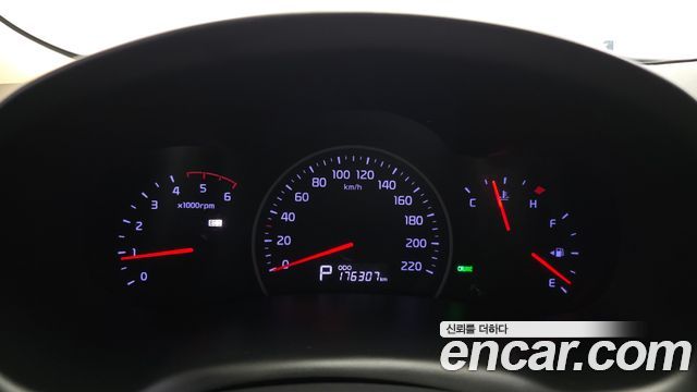 Kia Carnival R New Carnival Limousine GLX High-Deluxe 2012 — фото 8