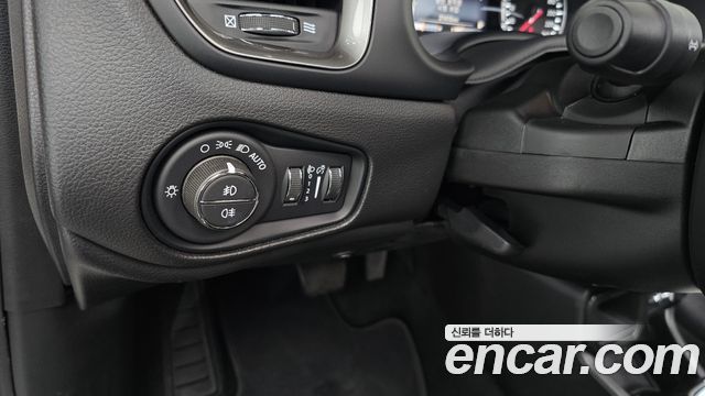 Jeep Renegade 1.3 Limited 2022 — фото 20