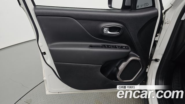 Jeep Renegade 1.3 Limited 2022 — фото 24