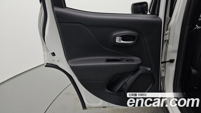 Jeep Renegade 1.3 Limited 2022 — фото 25