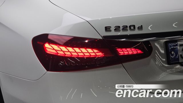 Mercedes-Benz E-Class (W213) E220d 4MATIC AMG Line 2023 — фото 29