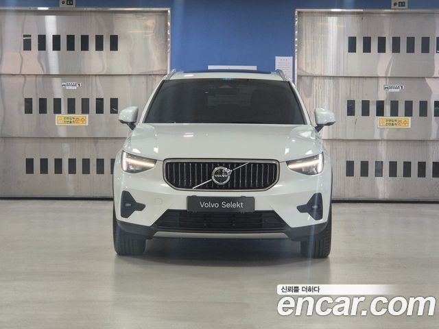 Volvo XC40 B4 Ultra Bright 2025 — фото 2