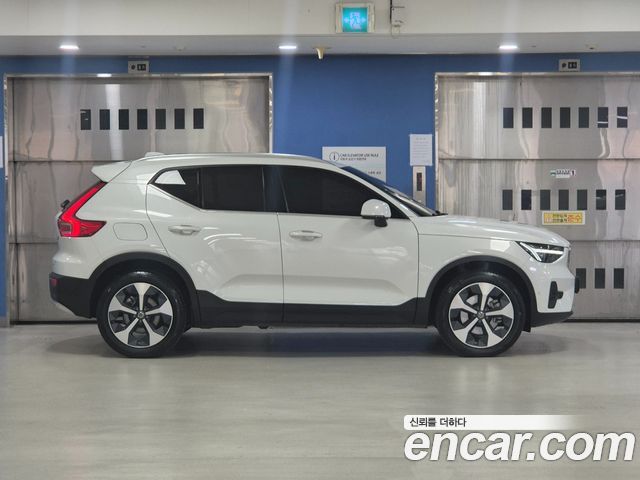 Volvo XC40 B4 Ultra Bright 2025 — фото 3