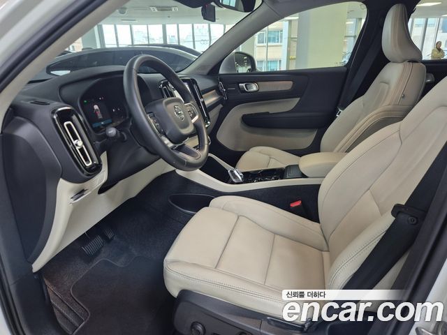 Volvo XC40 B4 Ultra Bright 2025 — фото 8