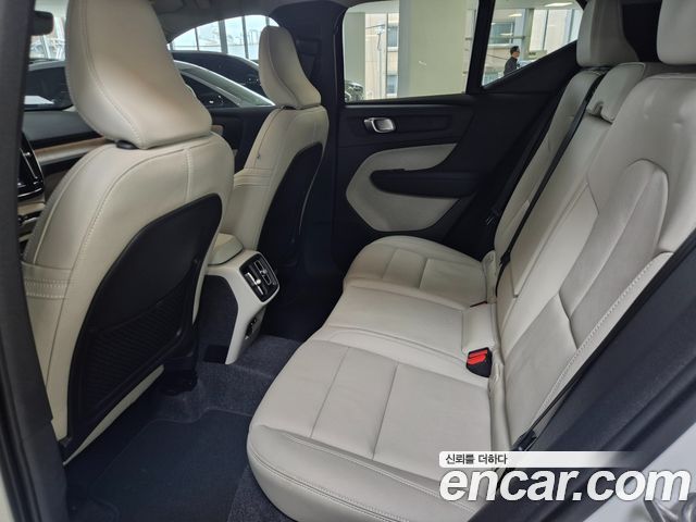 Volvo XC40 B4 Ultra Bright 2025 — фото 9