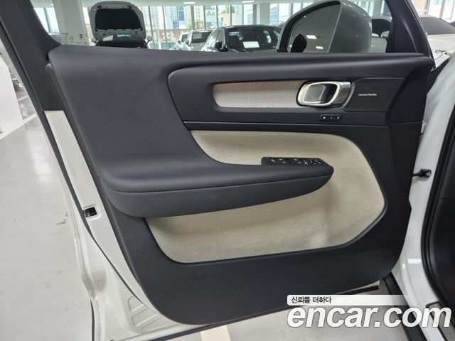 Volvo XC40 B4 Ultra Bright 2025 — фото 15