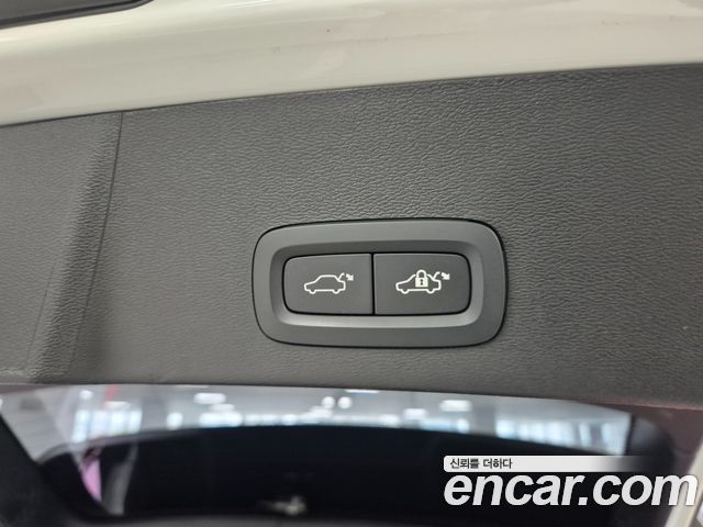 Volvo XC40 B4 Ultra Bright 2025 — фото 19