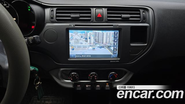 Kia Pride 1.4 MPI Sedan Deluxe 2014 — фото 16