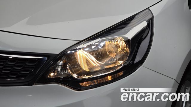 Kia Pride 1.4 MPI Sedan Deluxe 2014 — фото 22