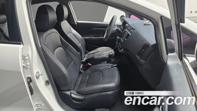 Kia Pride 1.4 MPI Sedan Deluxe 2014 — фото 26