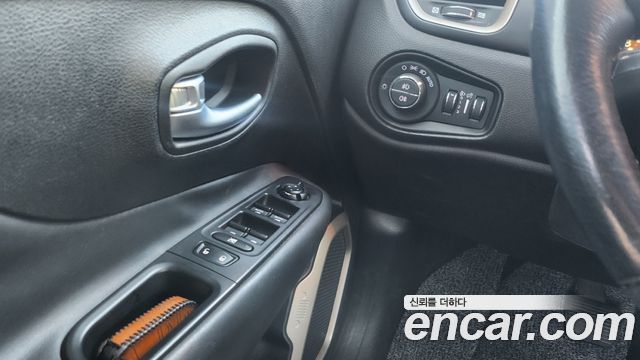 Jeep Renegade 2.4 Longitude High 2017 — фото 10