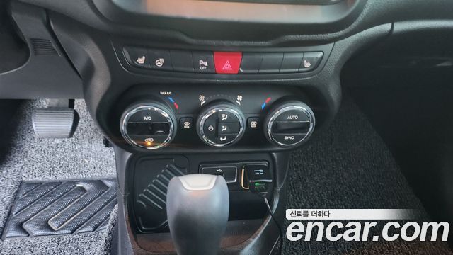 Jeep Renegade 2.4 Longitude High 2017 — фото 17