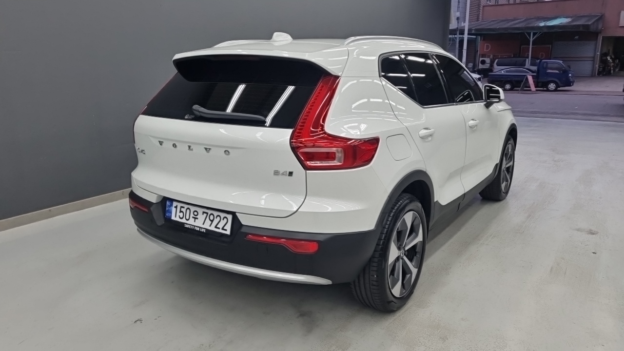 Volvo XC40 B4 Ultimate Bright 2023 — фото 2