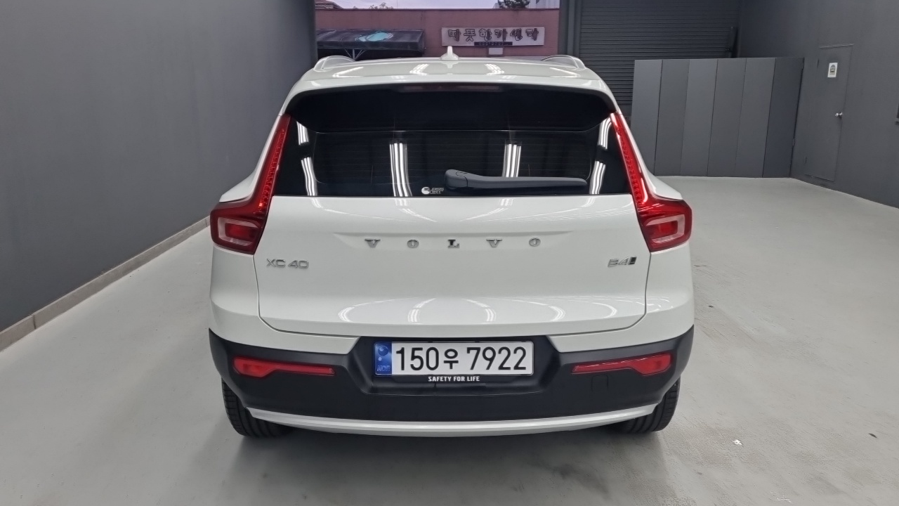 Volvo XC40 B4 Ultimate Bright 2023 — фото 4
